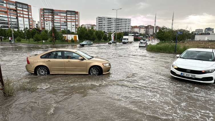 Ankara'da sağanak ve dolu etkili oldu